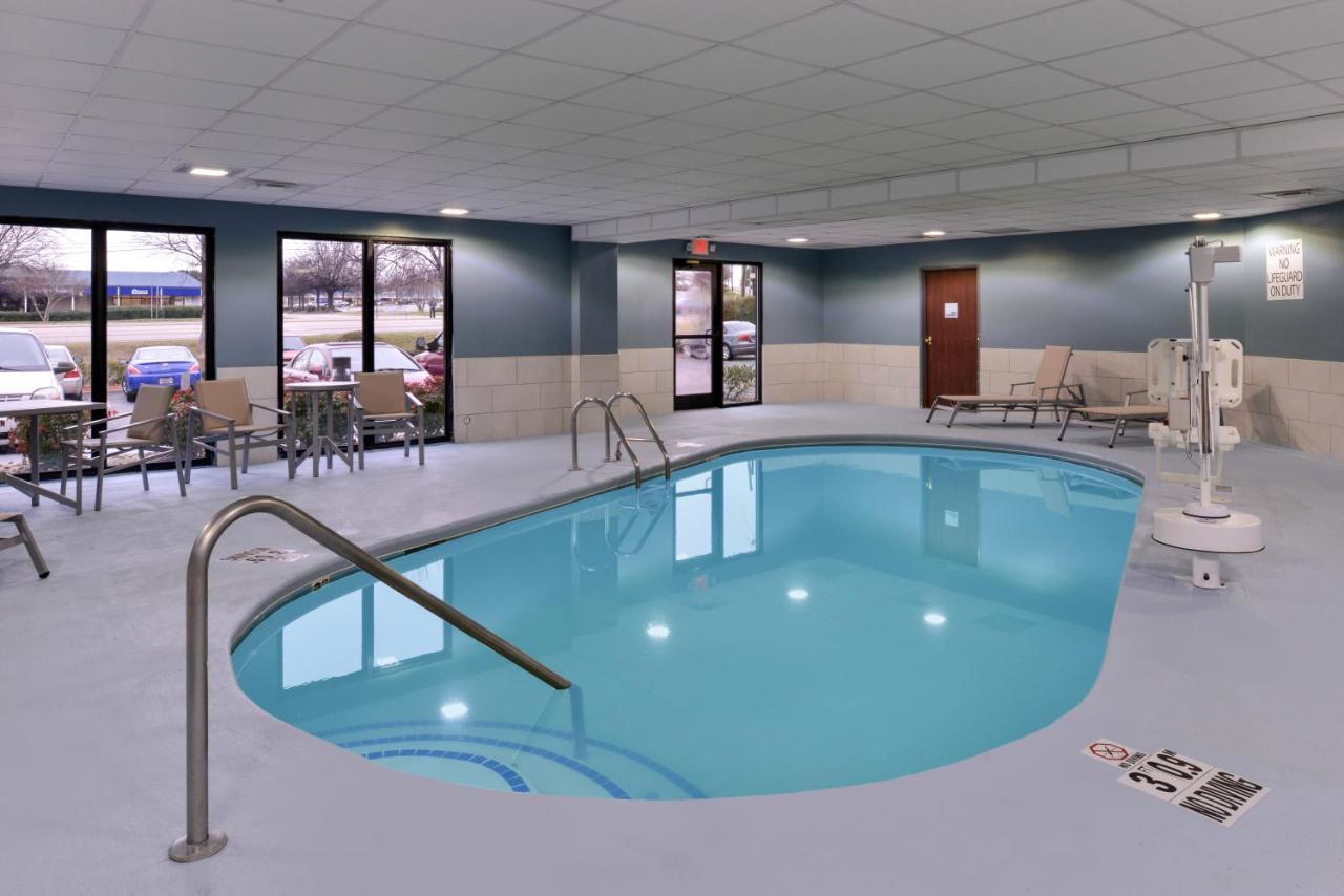 Holiday Inn Express & Suites Raleigh Ne - Medical Ctr Area By Ihg Extérieur photo