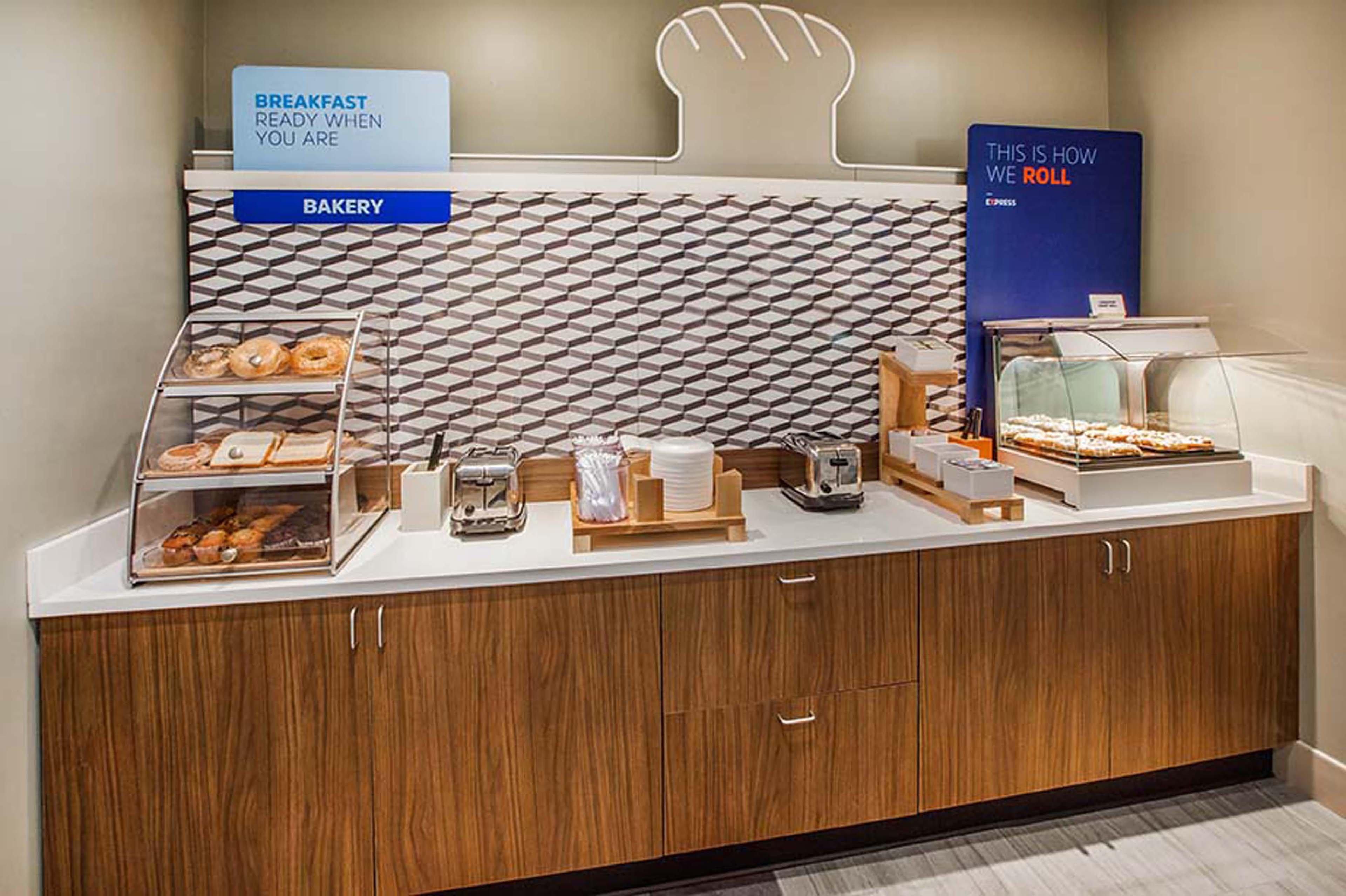 Holiday Inn Express & Suites Raleigh Ne - Medical Ctr Area By Ihg Extérieur photo