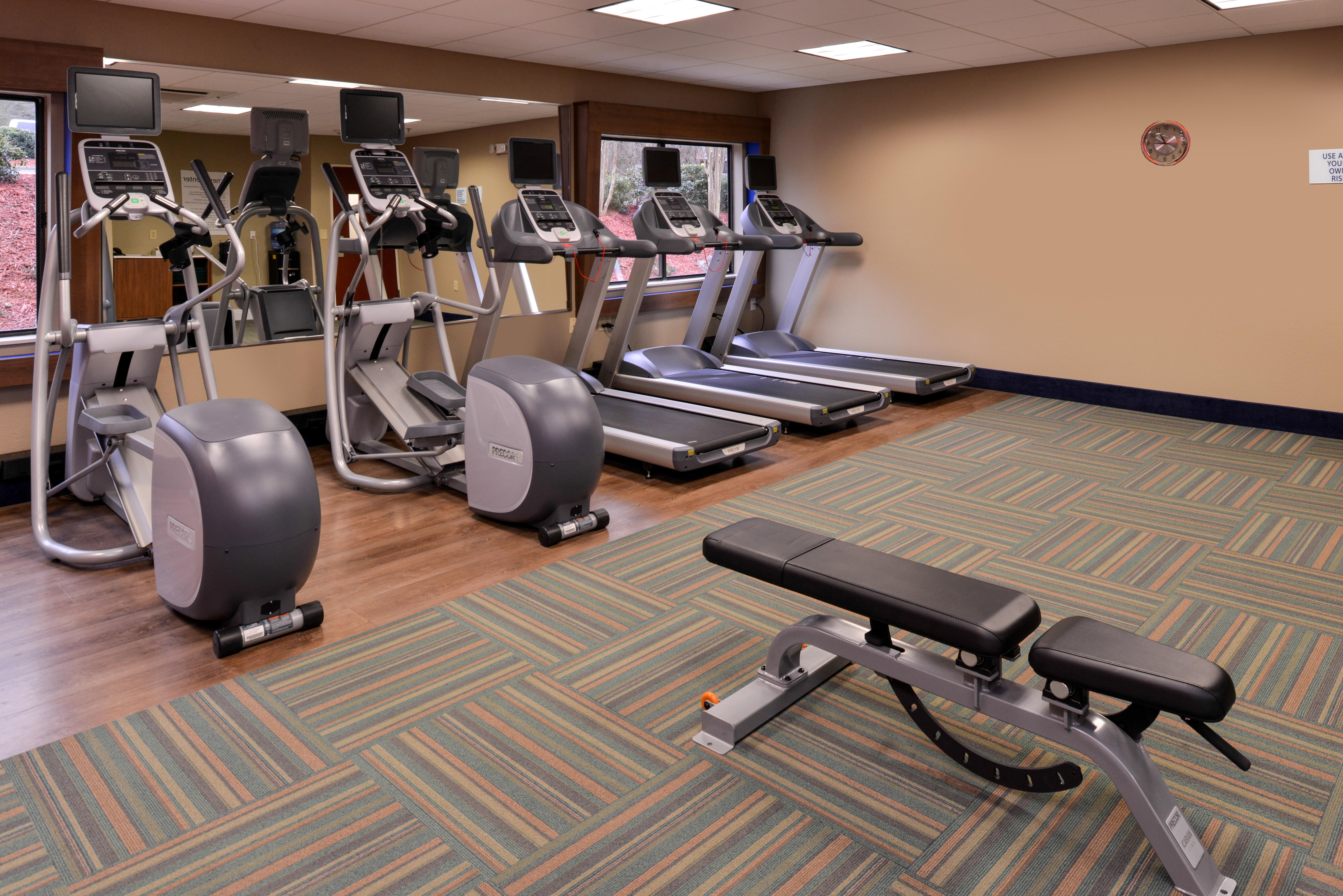 Holiday Inn Express & Suites Raleigh Ne - Medical Ctr Area By Ihg Extérieur photo