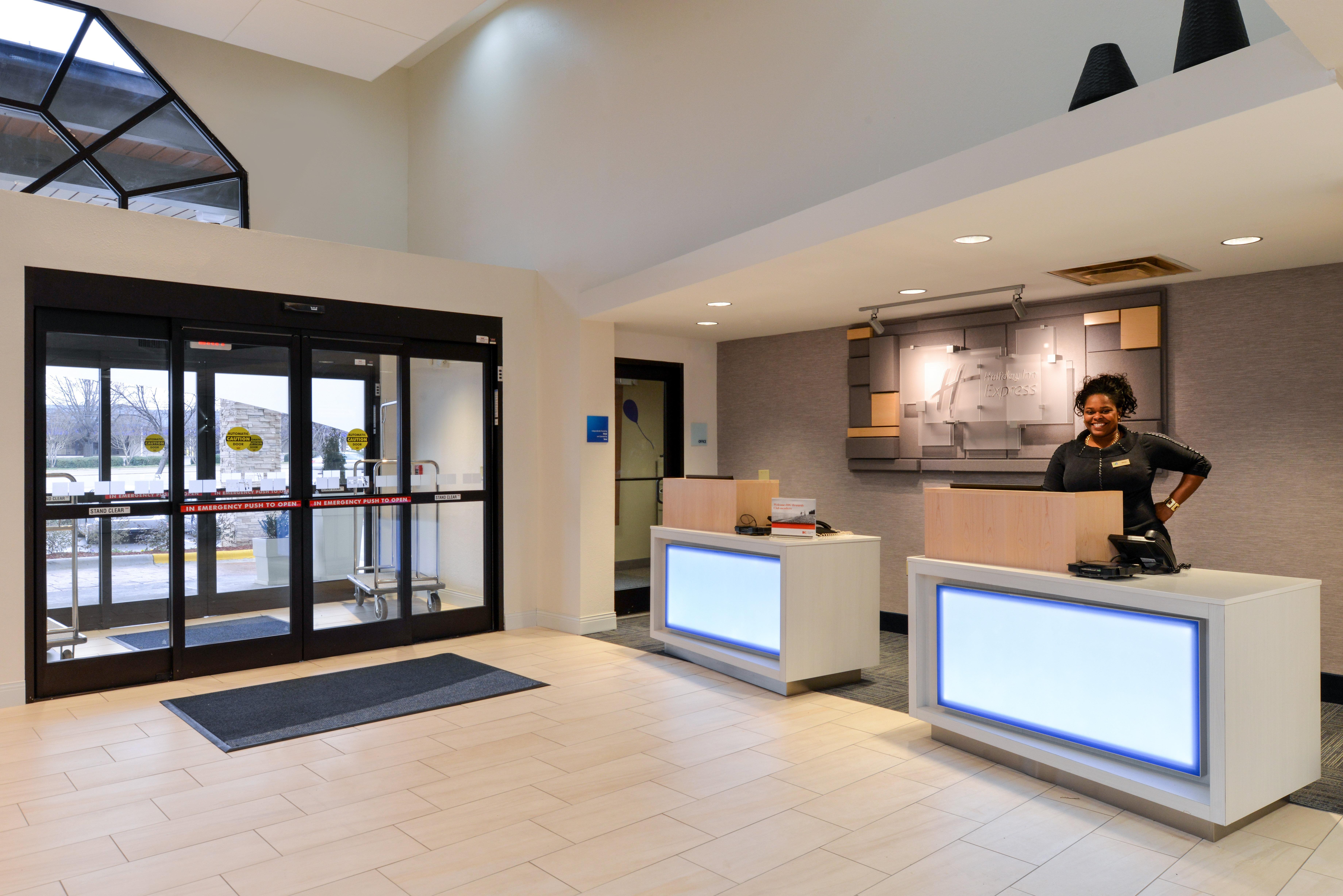 Holiday Inn Express & Suites Raleigh Ne - Medical Ctr Area By Ihg Extérieur photo